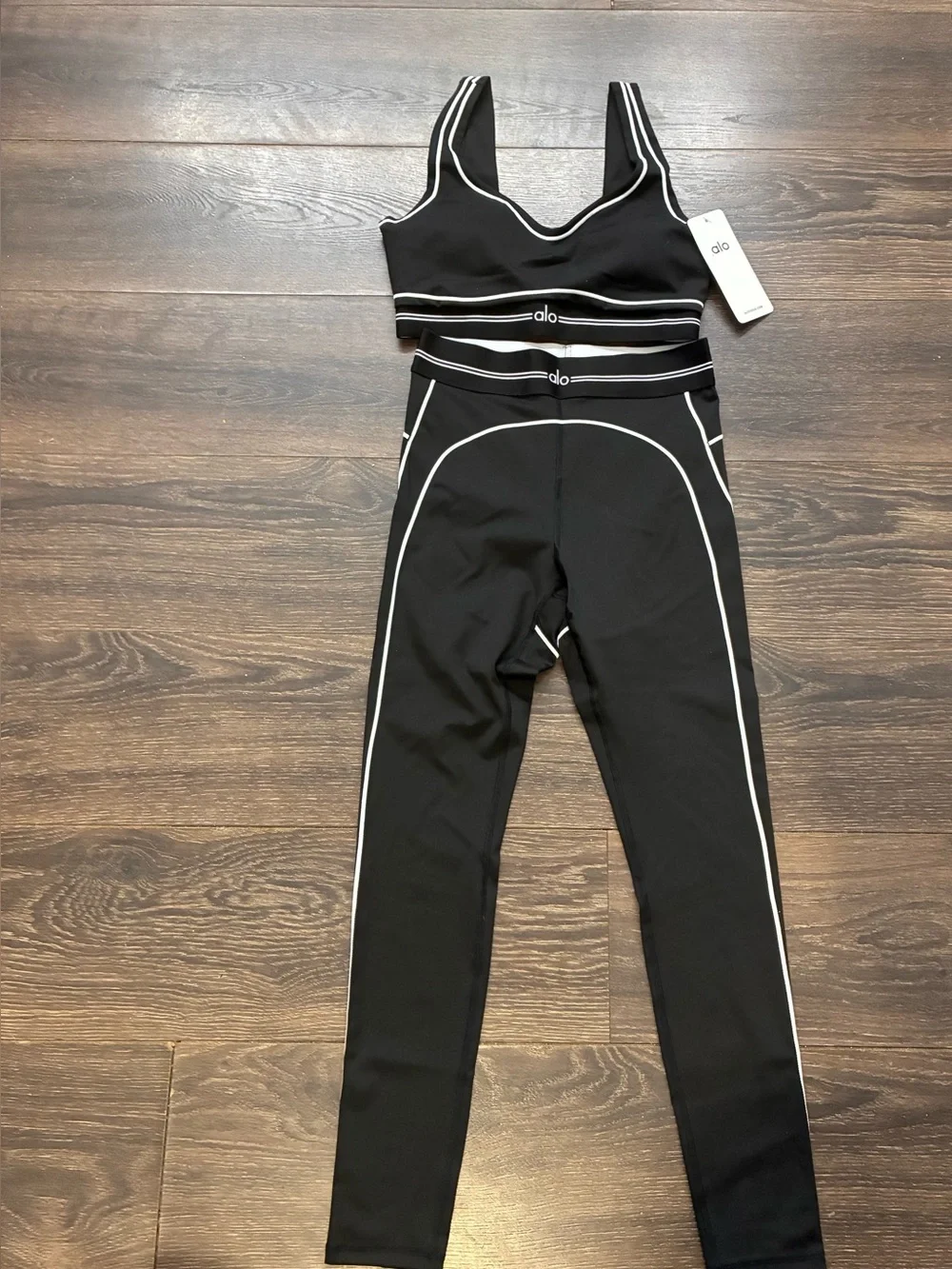 LMK WHAT COLOR AND SIZE BEFORE YOU BUY PLS!!! ALO Yoga set Lavender, Gray, Black